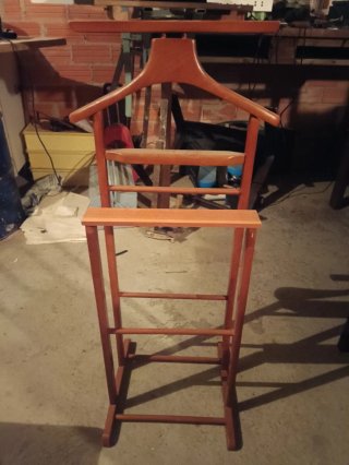 Perchero de madera para trajes