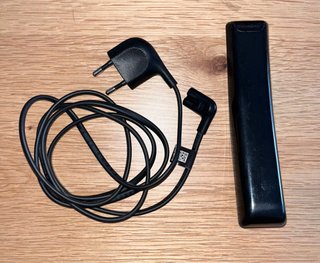 Mando Samsung y enchufe de corriente