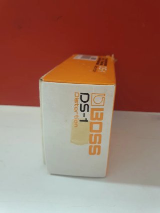 BOSS DS-1 Distortion Pedal (Caja Rota)