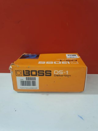 BOSS DS-1 Distortion Pedal (Caja Rota)