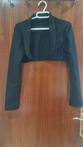 Vestido de fiesta negro con torera