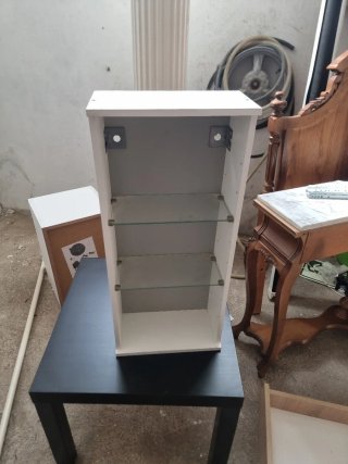 Mueble blanco con estantes de cristal