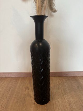 Vaso da terra nero opaco con piume di Pampas