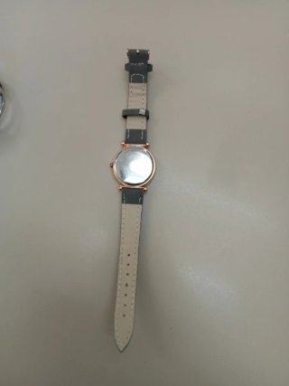 Reloj de pulsera plateado con pedrería