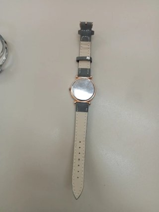 Reloj de pulsera plateado con pedrería