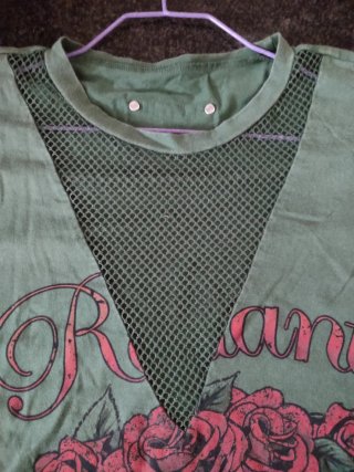 Camiseta verde escote rejilla