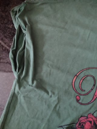 Camiseta verde escote rejilla