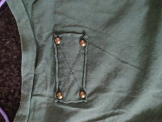 Camiseta verde escote rejilla