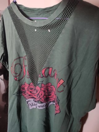 Camiseta verde escote rejilla