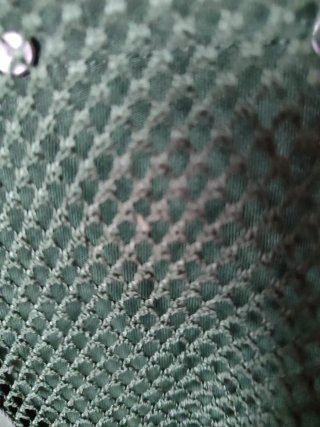Camiseta verde escote rejilla