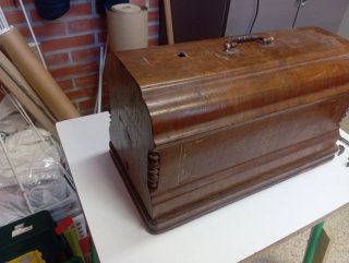 Máquina de coser antigua N.G. Pataraki &