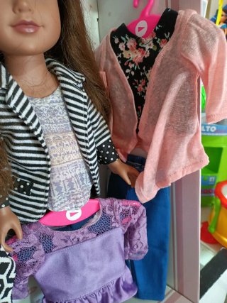 Muñeca con ropa y accesorios