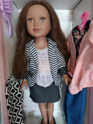 Muñeca con ropa y accesorios