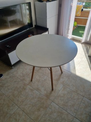 Mesa redonda de madera blanca