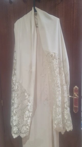 Vestido de fiesta beige con encaje con fular
