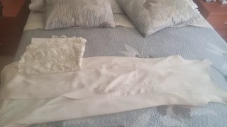 Vestido de fiesta beige con encaje con fular