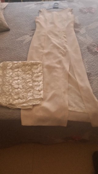 Vestido de fiesta beige con encaje con fular