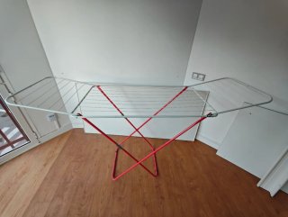 Tendedero plegable rojo y gris