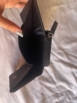 Cartera negra con lazo dorado
