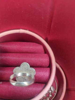 Anillo de plata con flor roja