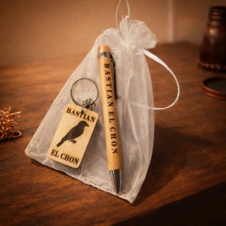 Bolígrafo bambú y llavero personalizado.