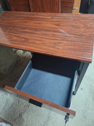 Escritorio de madera con cajones