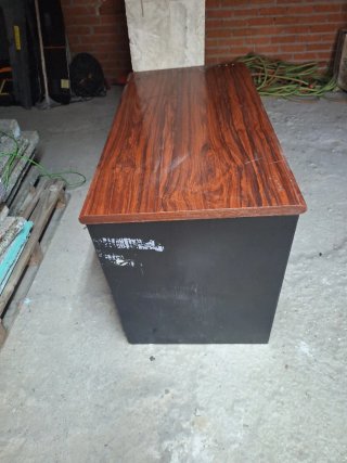 Escritorio de madera con cajones