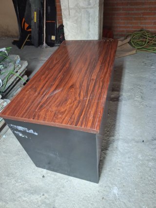 Escritorio de madera con cajones