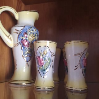 Jarra y 4 vasos esmaltados con flores