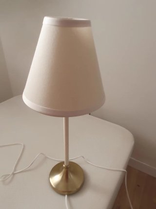 Lamparita de mesa Ikea beige y dorada