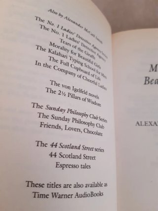 MORALITY FOR BEAUTIFUL GIRLS, de A. McCall Smith.