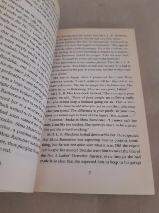 MORALITY FOR BEAUTIFUL GIRLS, de A. McCall Smith.
