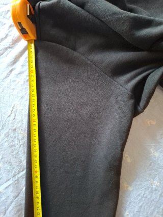 Sudadera Adidas con capucha negra y logo naranja T