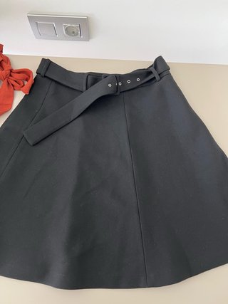 Falda Zara negra con cinturón