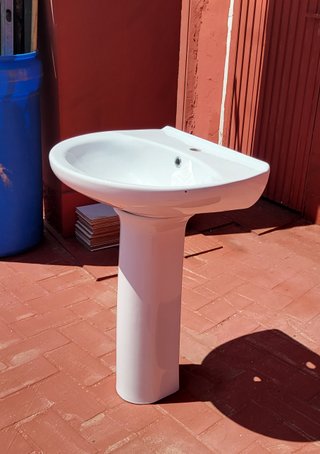 Lavabo con pedestal de porcelana