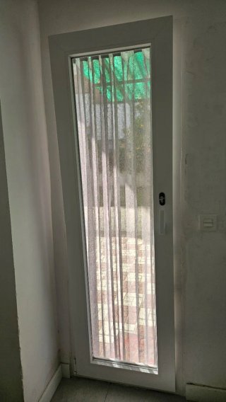 Puerta blanca con marco