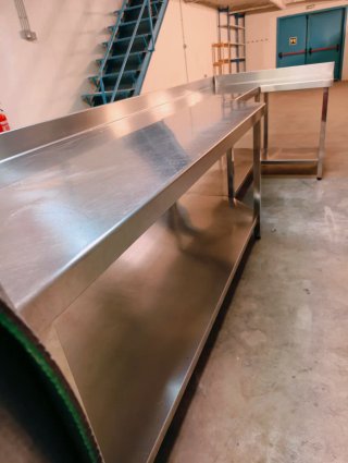 Mesa de acero inoxidable en L