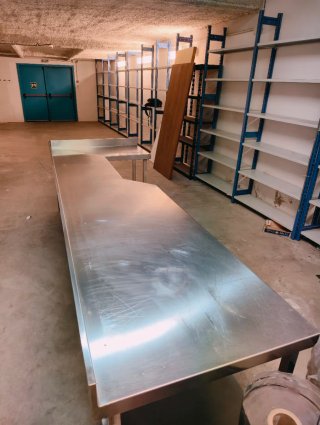 Mesa de acero inoxidable en L