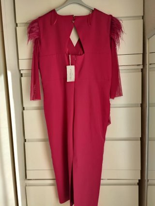 Vestido buganvilla elegante con plumas