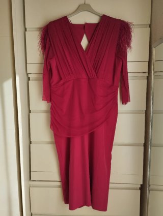 Vestido buganvilla elegante con plumas
