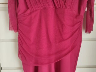 Vestido buganvilla elegante con plumas