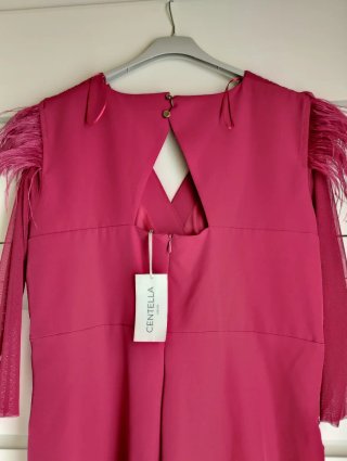 Vestido buganvilla elegante con plumas