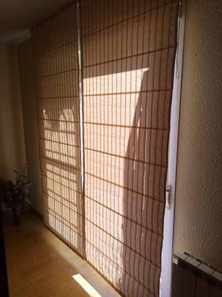 Estor enrollable beige con rayas rojas