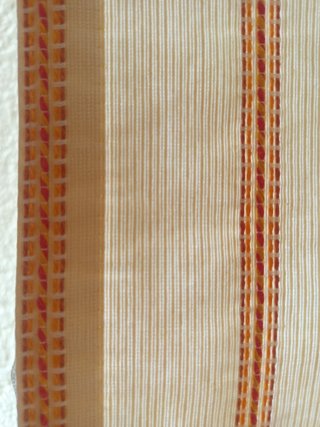 Estor enrollable beige con rayas rojas