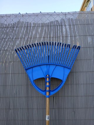 Rastrillo de jardín Revex azul