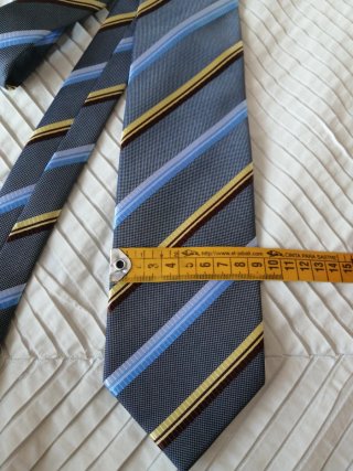 Corbata azul con rayas amarillas y azules