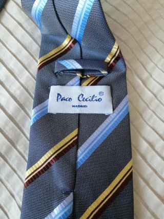Corbata azul con rayas amarillas y azules