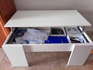 Mesa baja blanca con almacenamiento