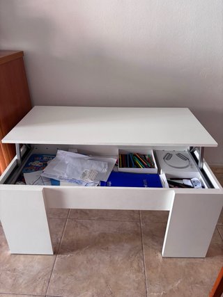 Mesa baja blanca con almacenamiento