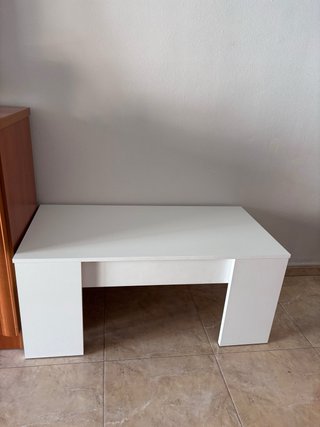 Mesa baja blanca con almacenamiento